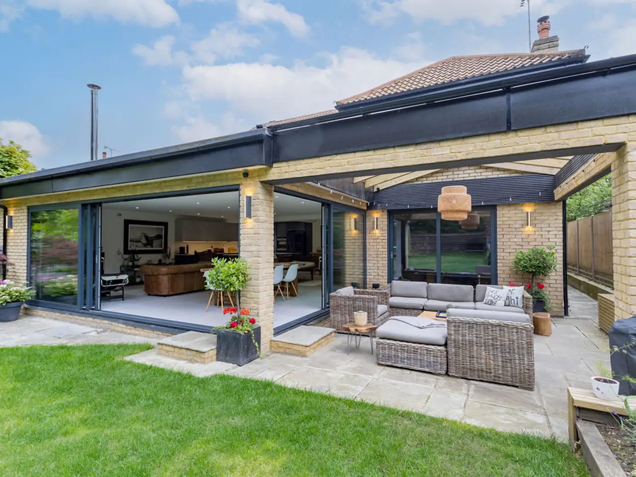 Refurbishment and extension in Weybridge, Surrey. A completed Plan Hub project.